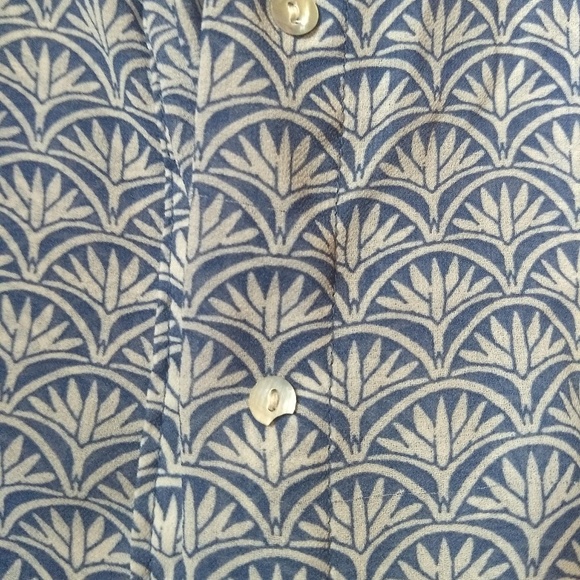 Sleeveless Button-Down Blouse - Picture 3 of 3